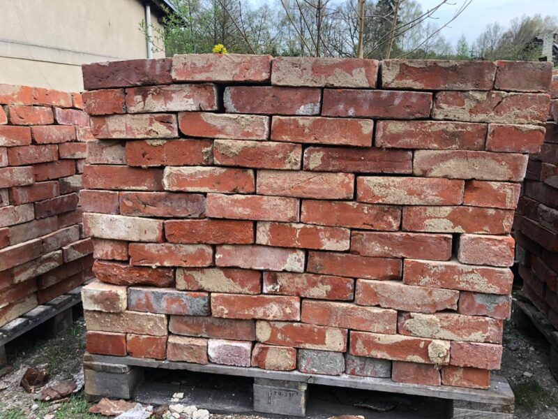 Historyczna czerwona cegła formowana ręcznie - pełna