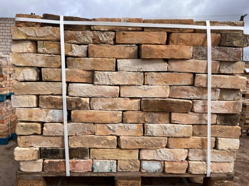 Historyczna beżowa cegła formowana ręcznie - pełna