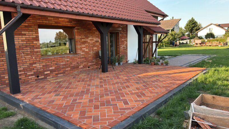 Historyczna krwista cegła formowana maszynowo - pełna