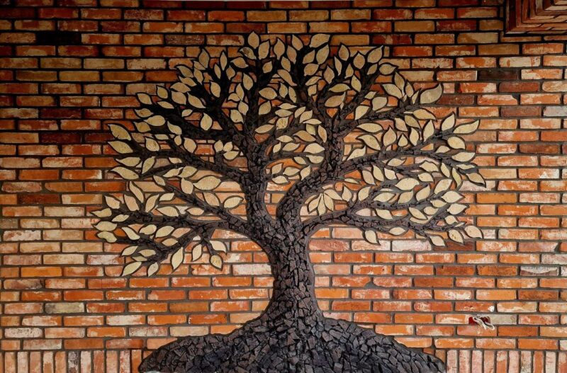 Drzewo ze starej cegły, rękodzieło przez rzemieślnika, cegła żółta i czerwona, lico, Fuga ciemnoszara