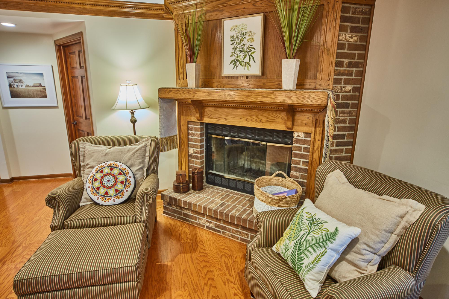 kominek z cegły i drewna