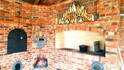 Historyczna bordowa cegła formowana maszynowo pełna