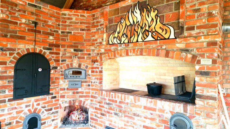 Historyczna bordowa cegła formowana maszynowo pełna