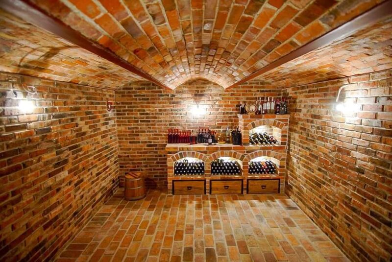 Historyczna czerwona cegła formowana maszynowo - pełna