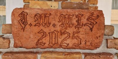 Cegła z grawerem artystycznym – projekt indywidualny