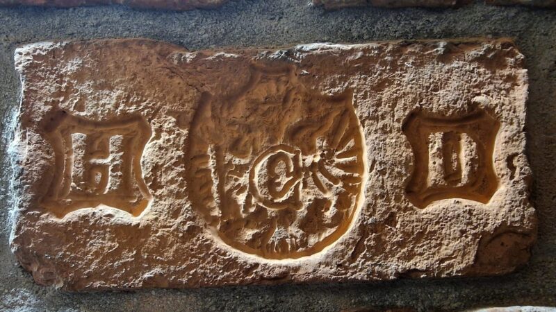 Cegła sygnowana stare różne